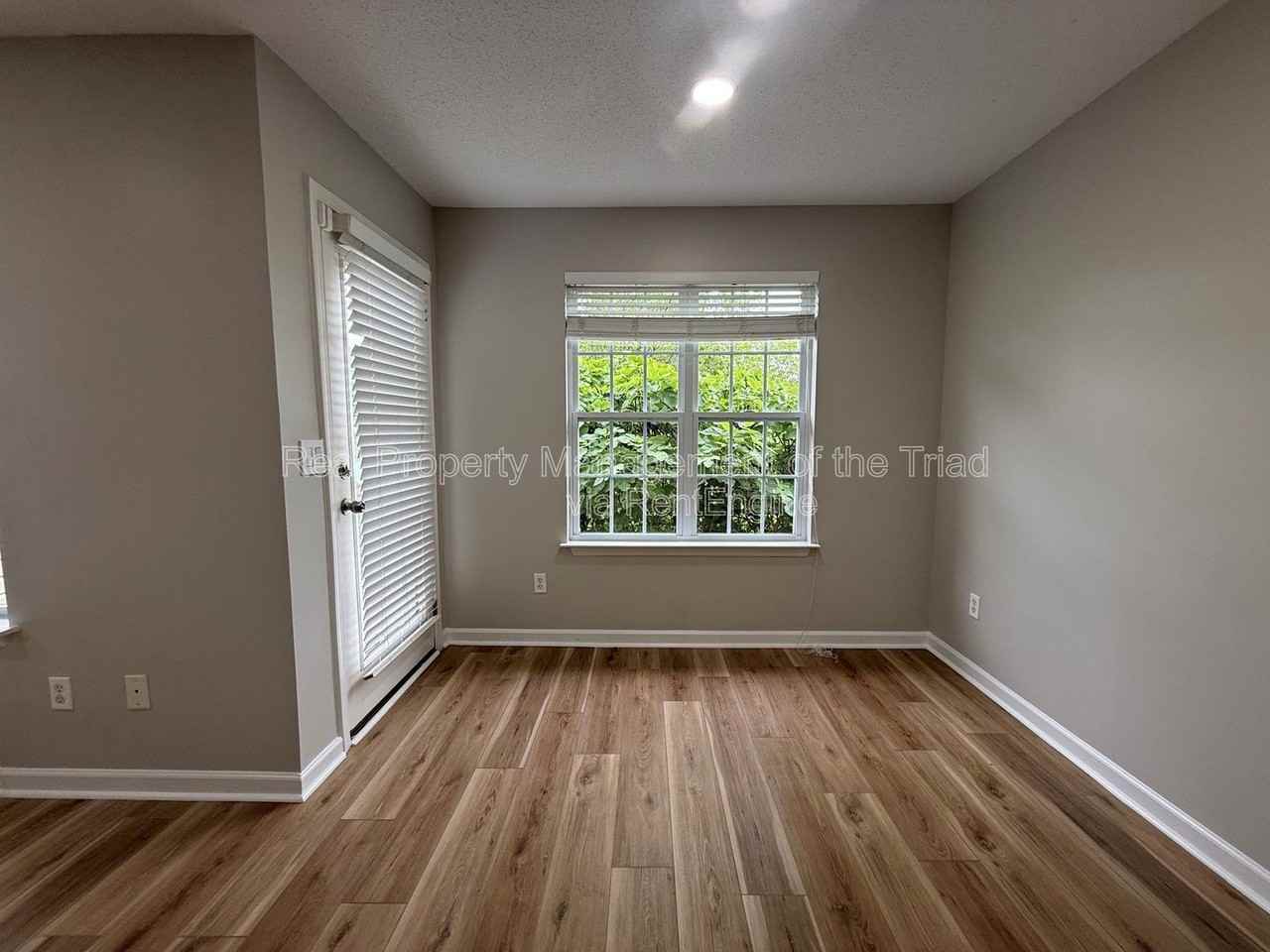 528 Oxford St - Photo 5 of 28