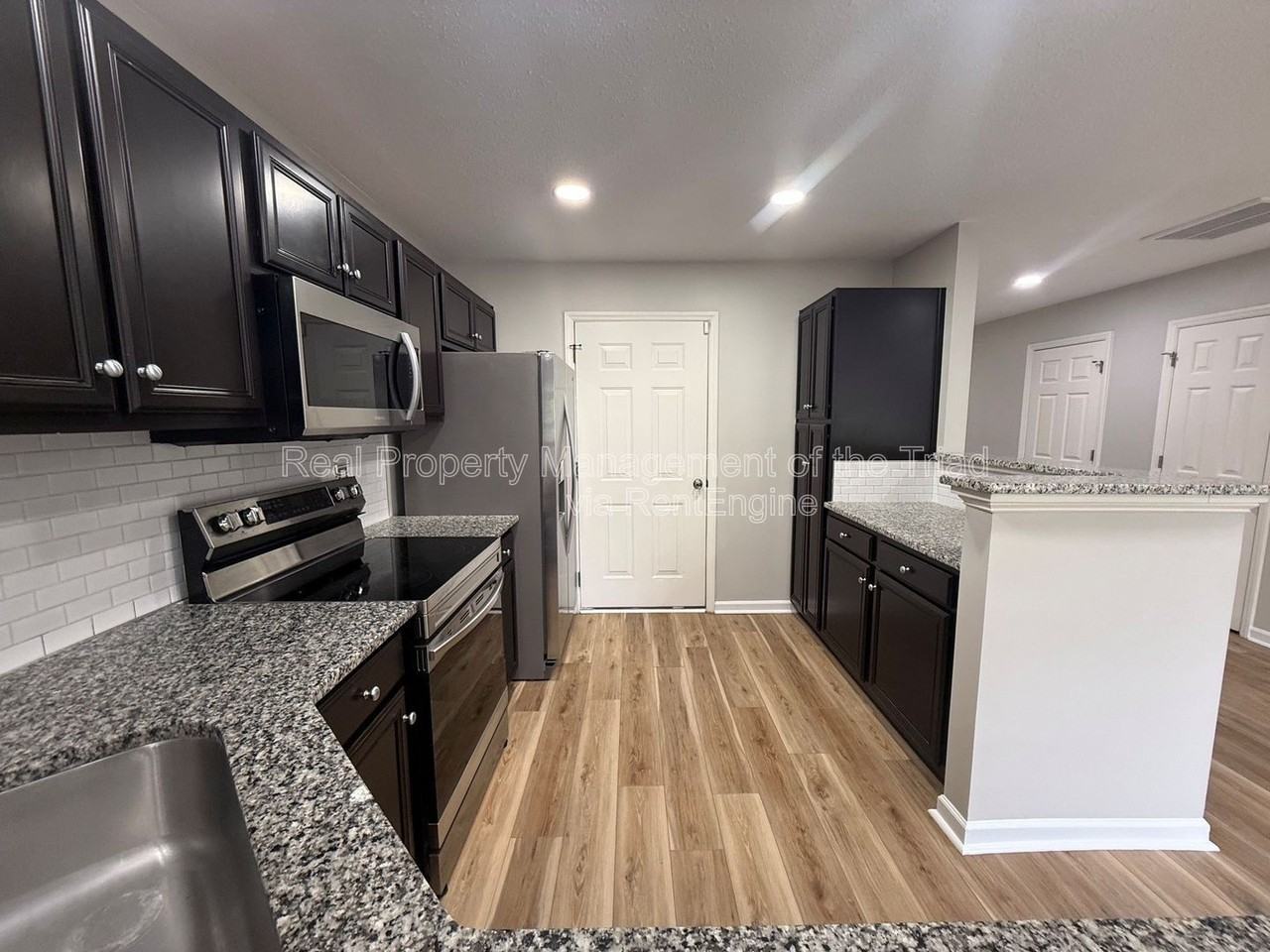 528 Oxford St - Photo 6 of 28