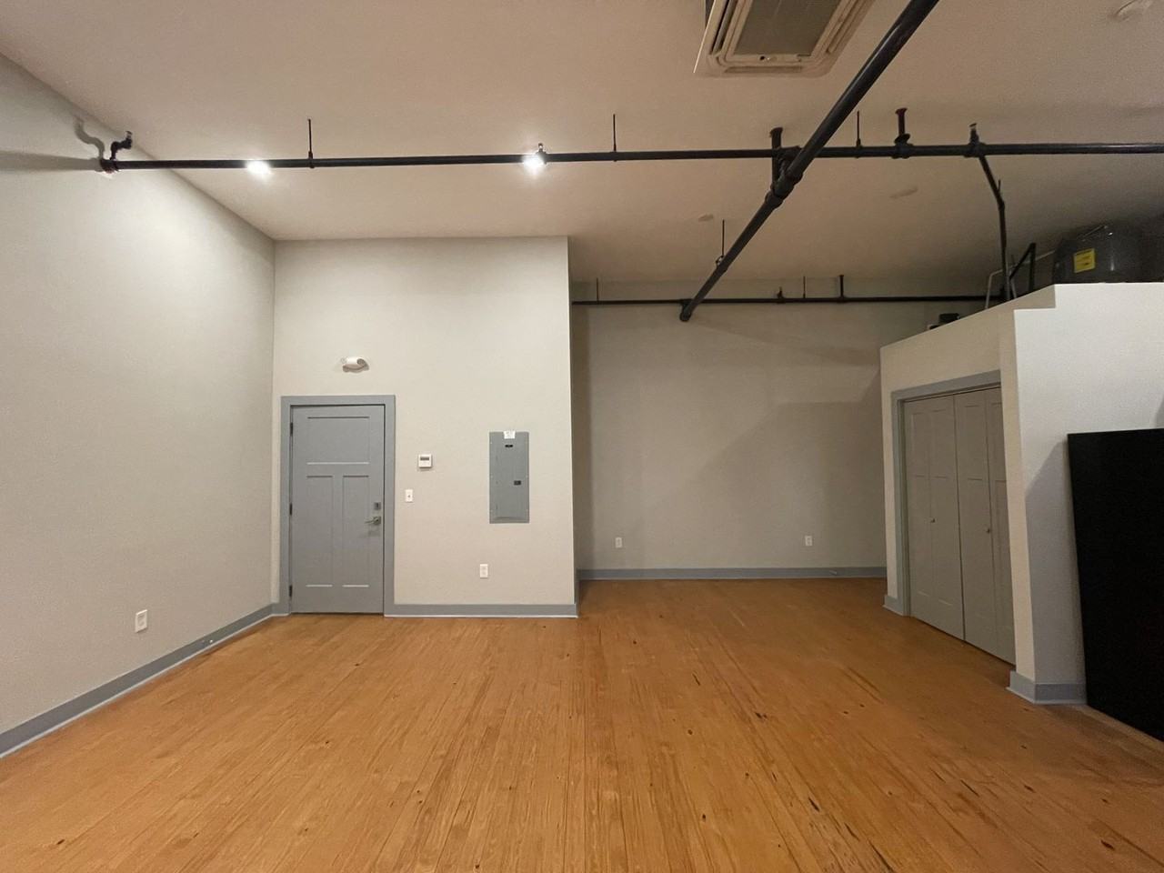 618 Poplar St #202 - Photo 4 of 11