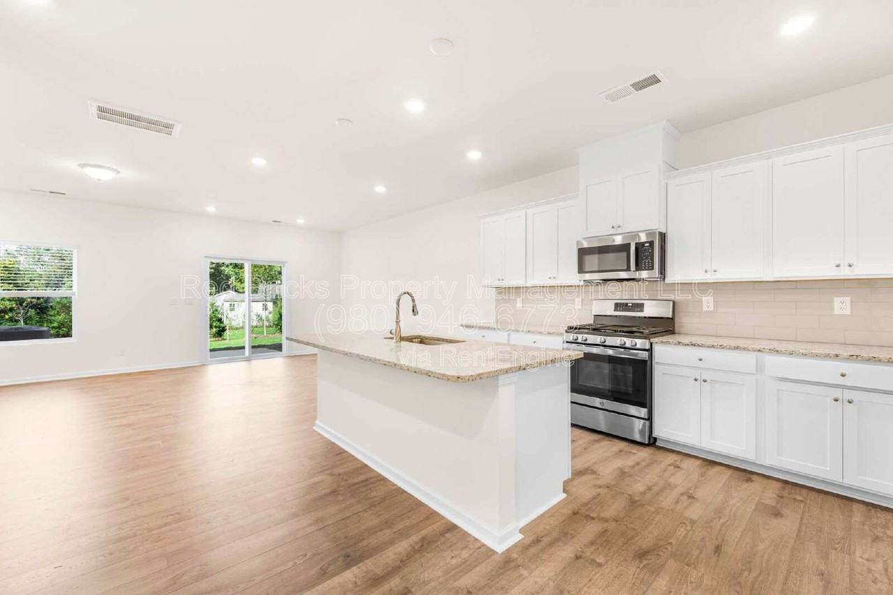 2853 Yeager Dr - Photo 4 of 23
