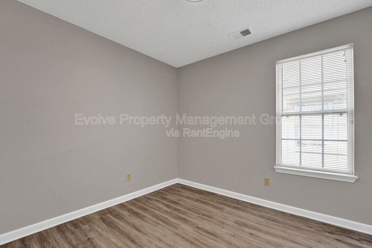 3014 Meadows Ln - Photo 4 of 24