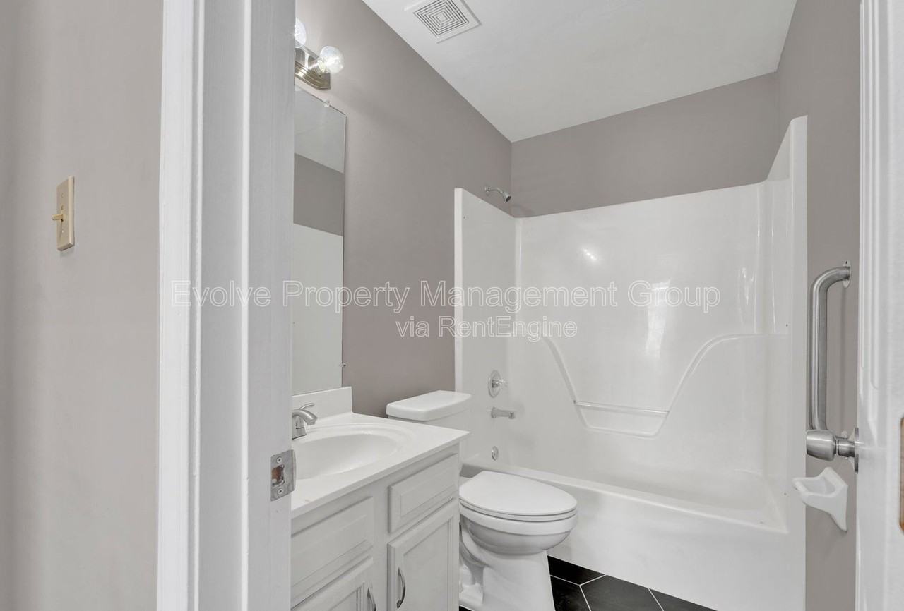 3014 Meadows Ln - Photo 6 of 24