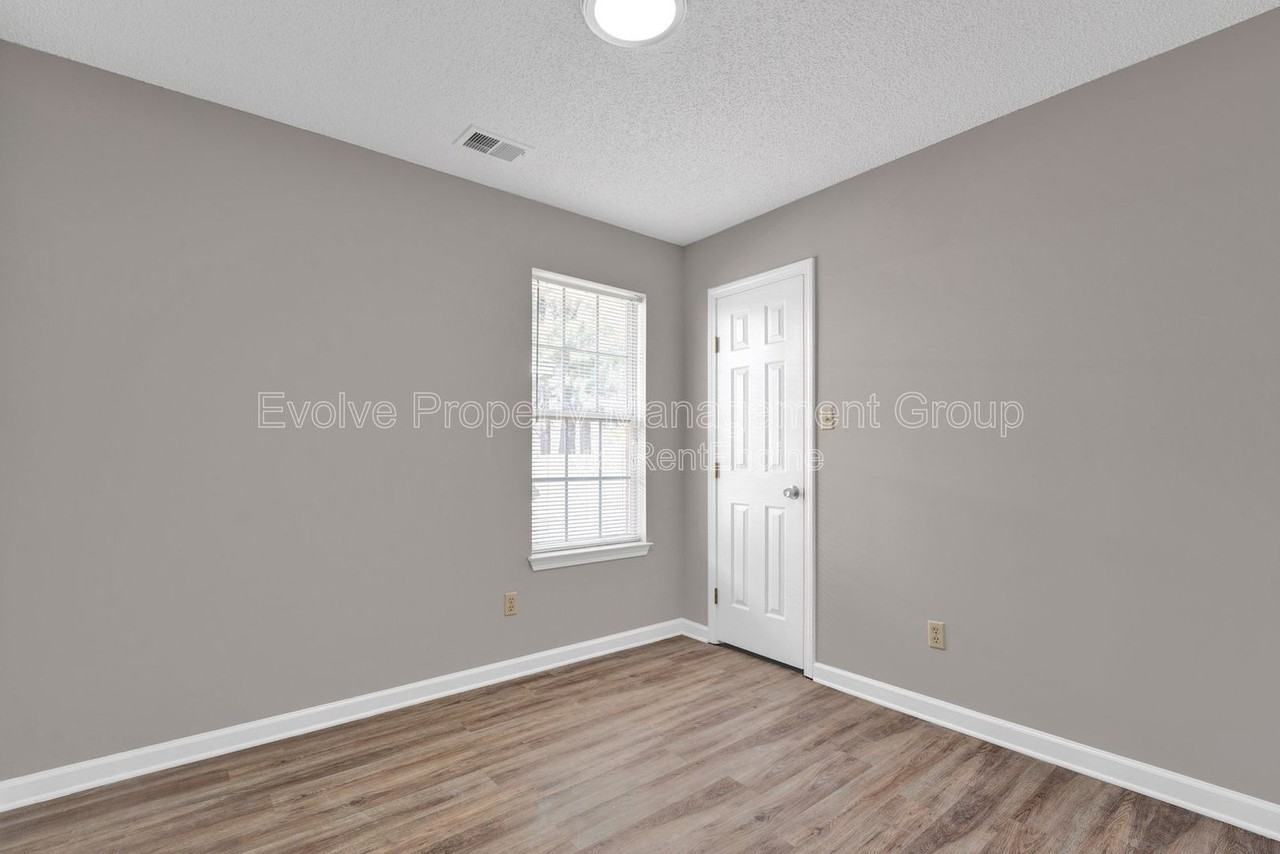3014 Meadows Ln - Photo 7 of 24
