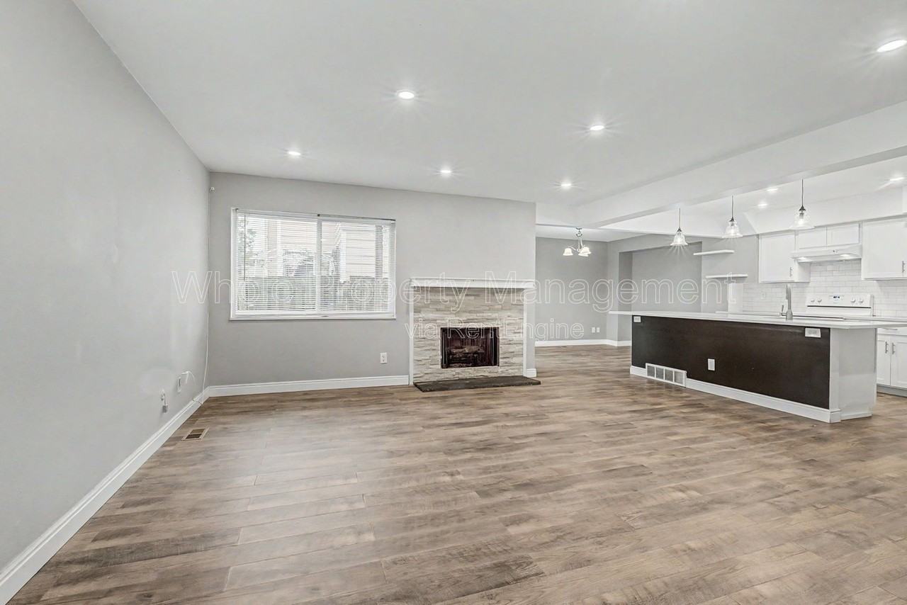 11789 Pennsylvania St - Photo 3 of 30