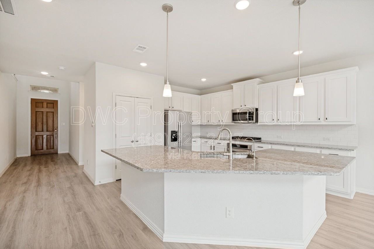 16712 Hidden Cove Dr - Photo 2 of 12