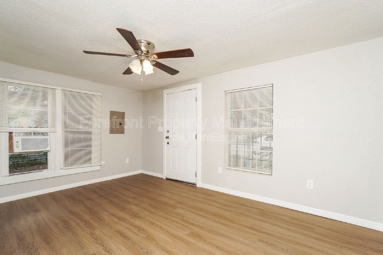 614 N Sabinas St - Photo 4 of 20