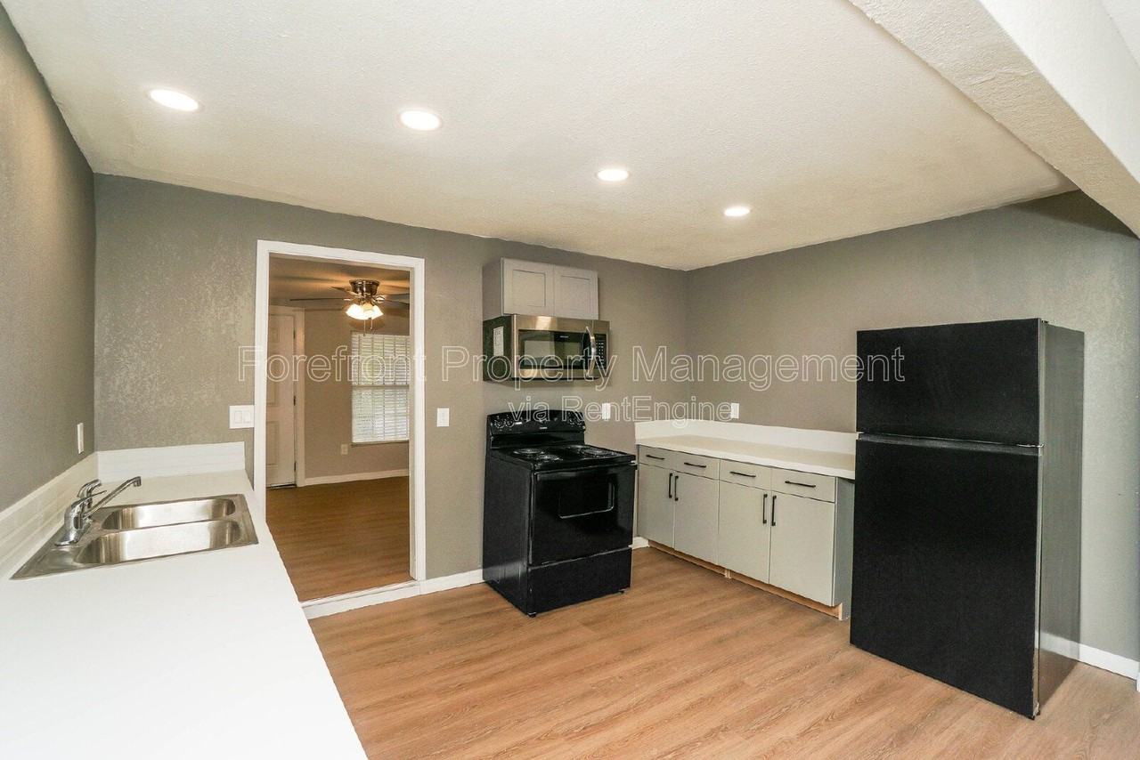 614 N Sabinas St - Photo 6 of 20