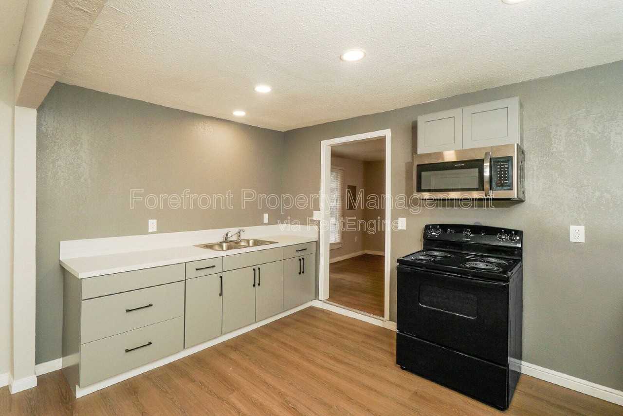 614 N Sabinas St - Photo 7 of 20