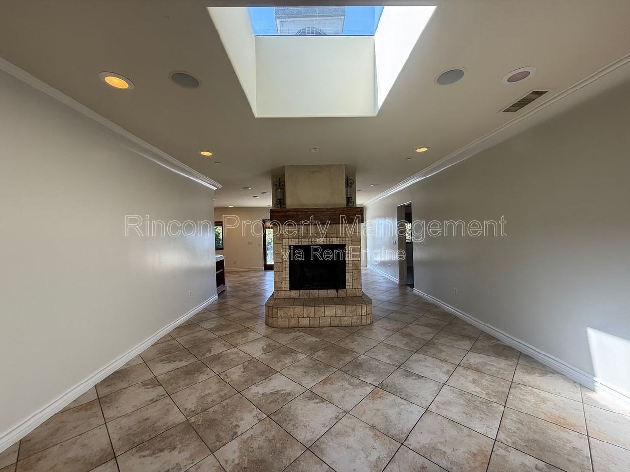 2166 Palomar Ave - Photo 4 of 27