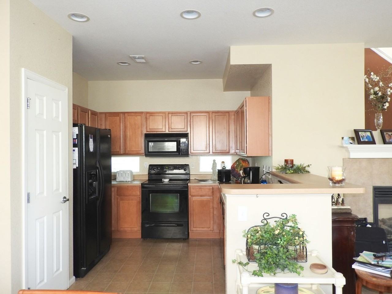 10028 E 28th Ave - Photo 4 of 16