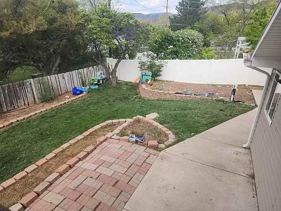 514 Pinecone Dr - Photo 4 of 13