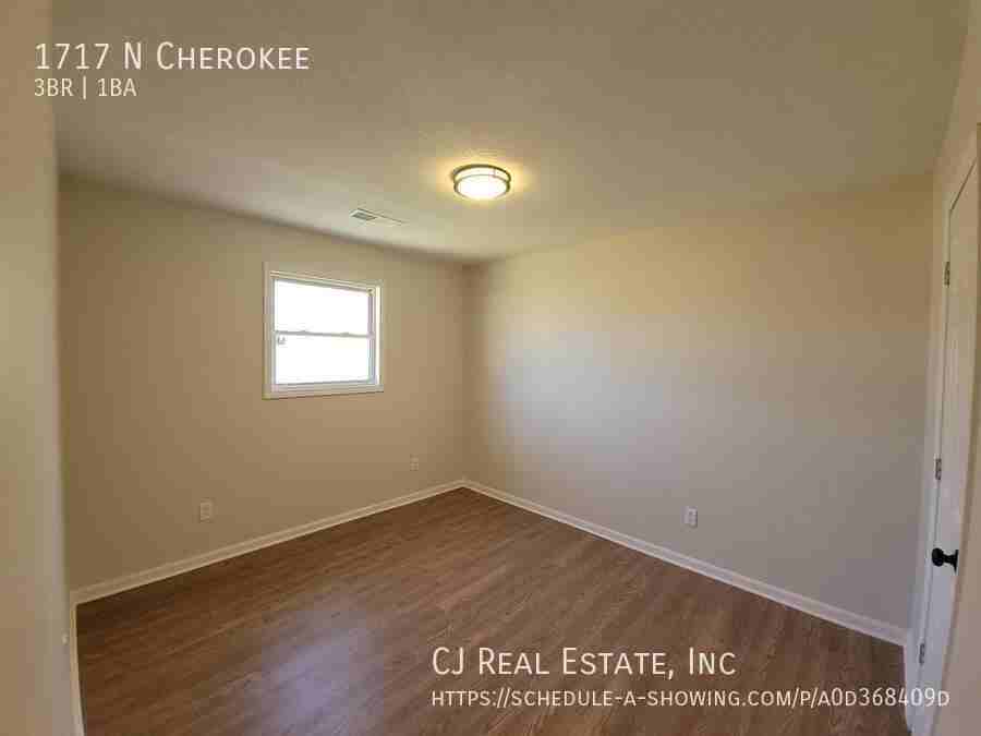 1717 N Cherokee St - Photo 6 of 10