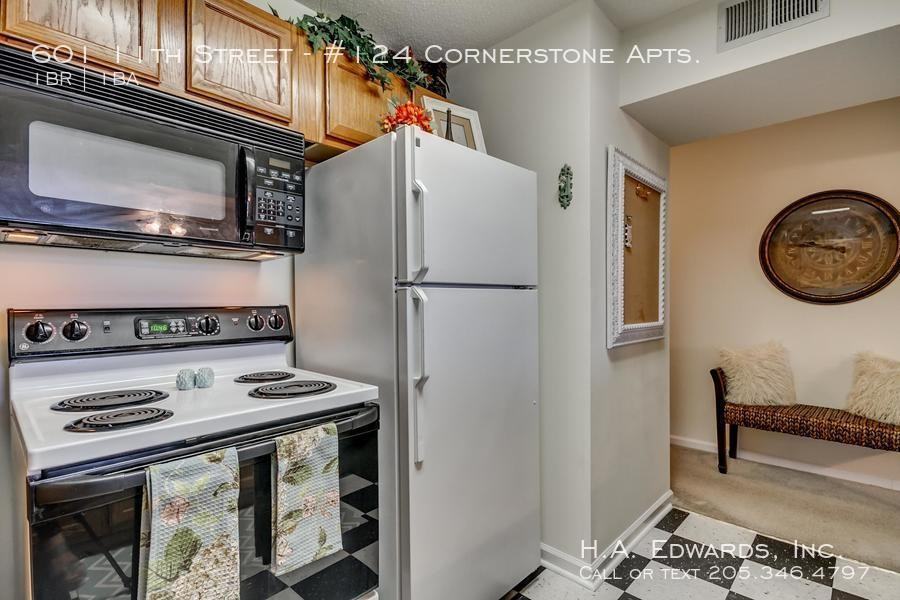 601 11th St - Photo 4 of 12