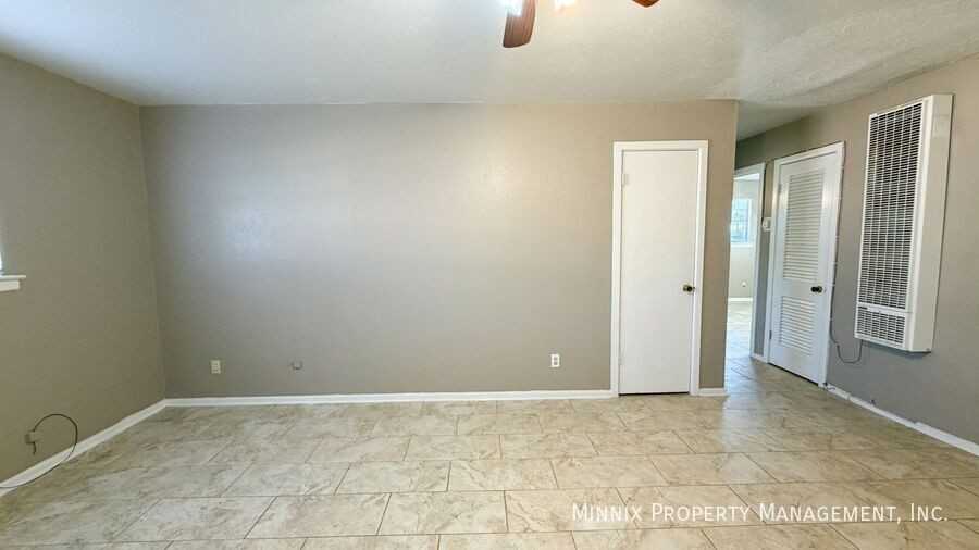 718 W 4th St #B - Photo 3 of 17