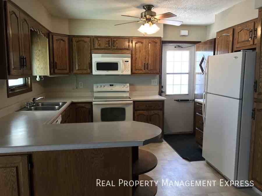233 E Pam Rd - Photo 3 of 21