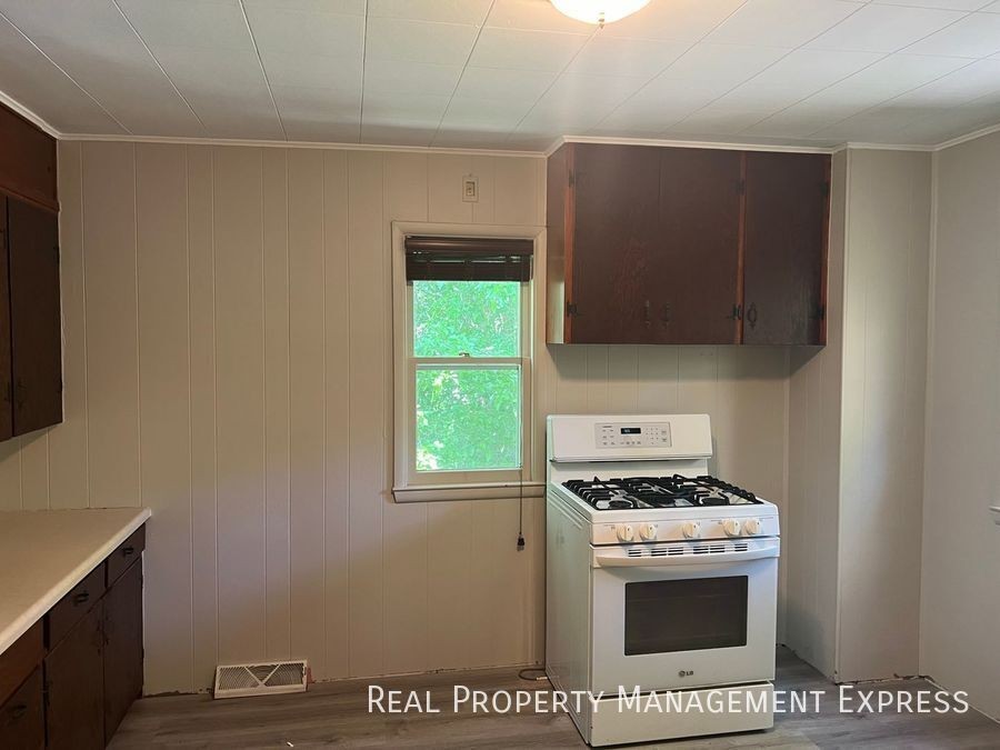 925 N Blauvelt Ave - Photo 3 of 20