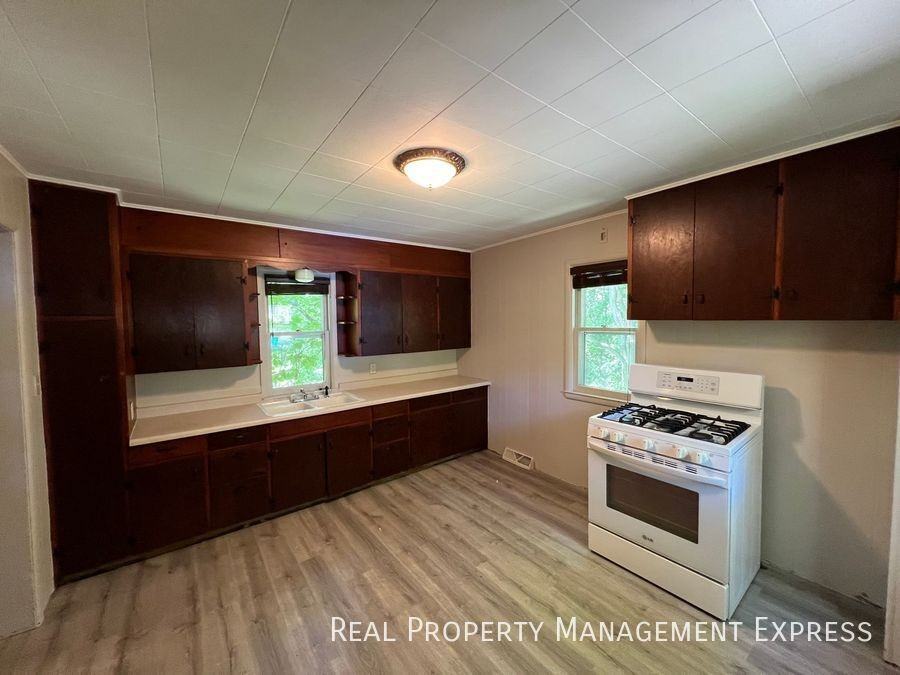 925 N Blauvelt Ave - Photo 4 of 20