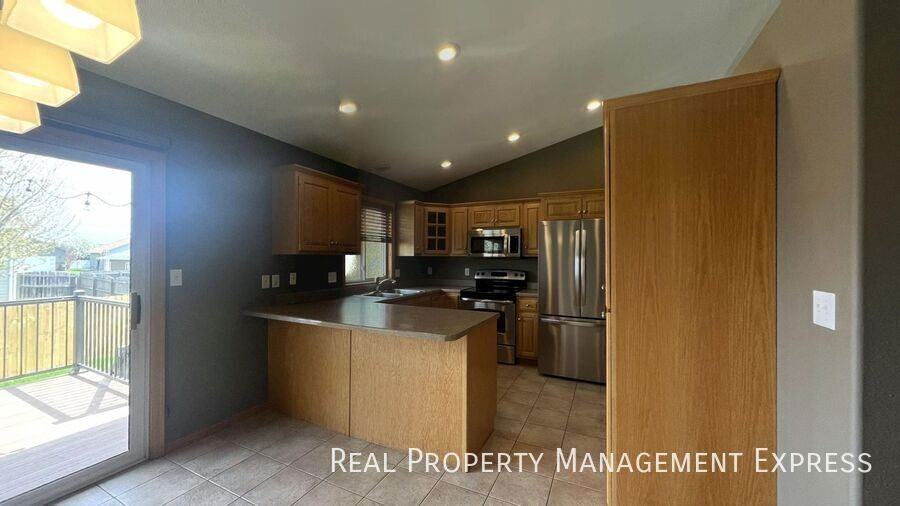 5208 S Birchwood Ave - Photo 5 of 21