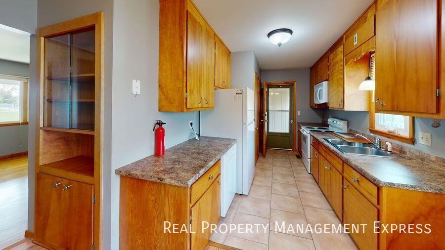 2200 W 39th St - Photo 3 of 13