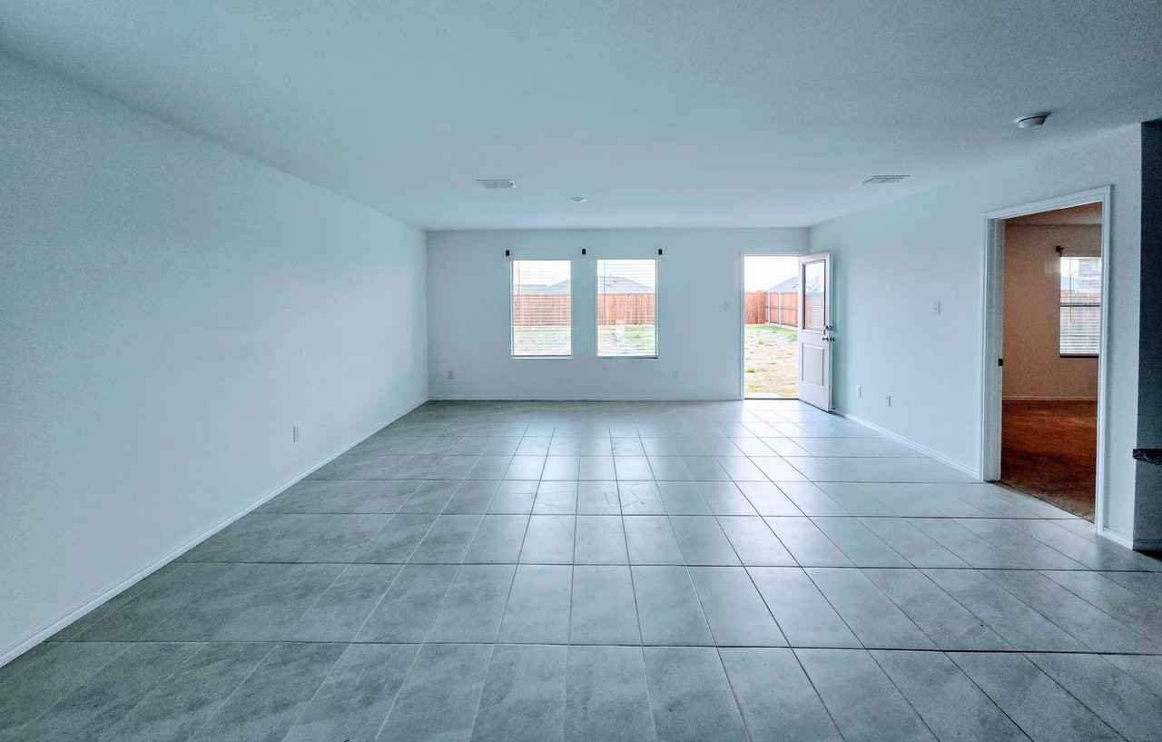 2828 Eppright Dr - Photo 3 of 20