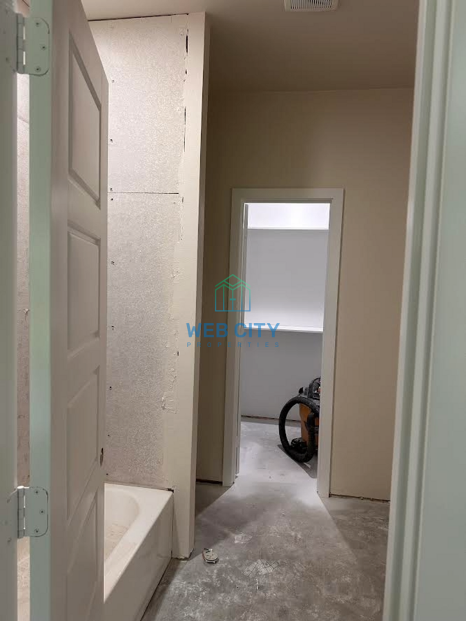 4718 Zealand St - Photo 5 of 10