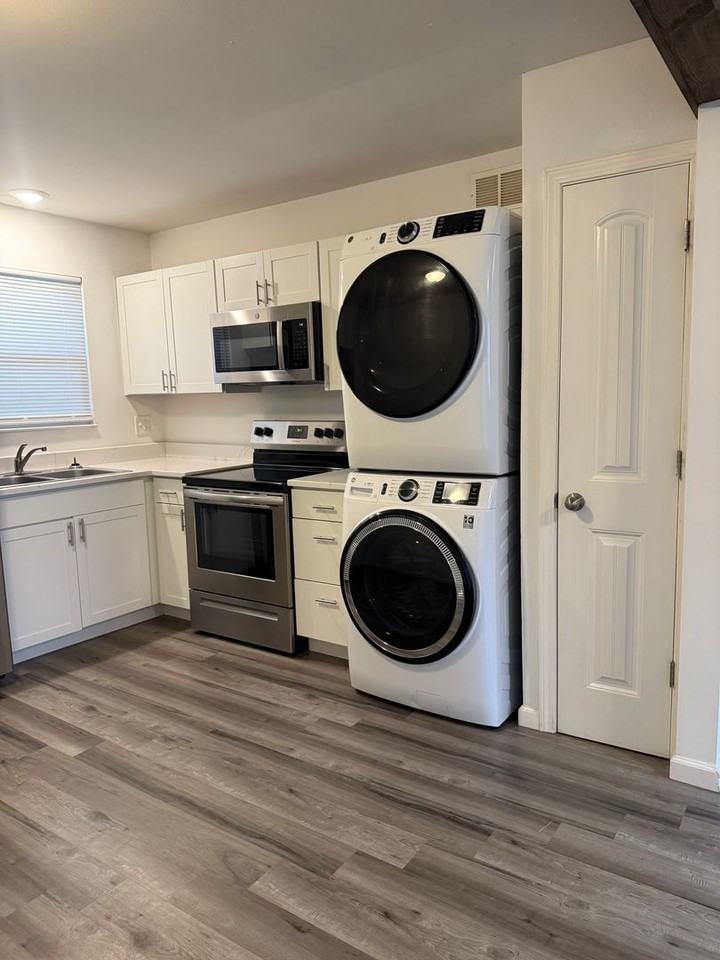 208 John St #B - Photo 2 of 13