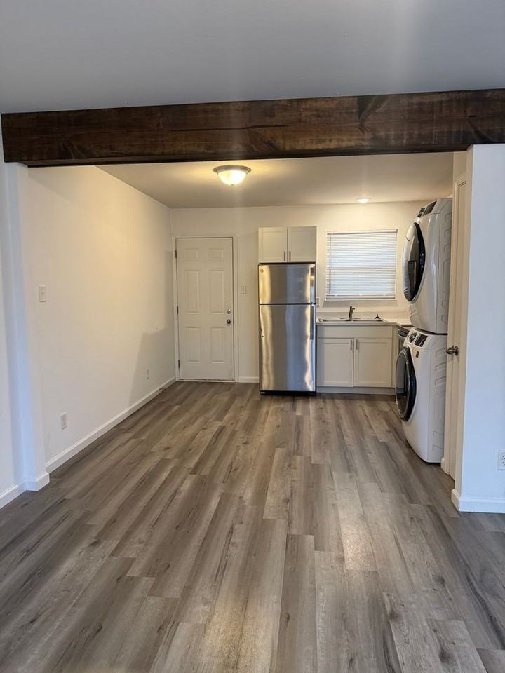 208 John St #B - Photo 3 of 13