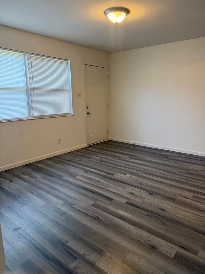 208 John St #B - Photo 4 of 13