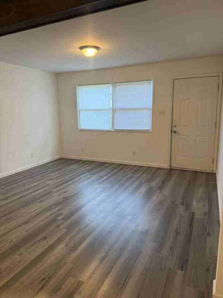 208 John St #B - Photo 5 of 13