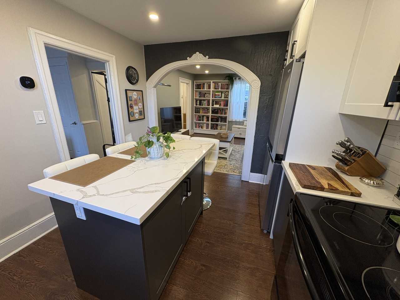 40 Hess St N - Photo 2 of 18