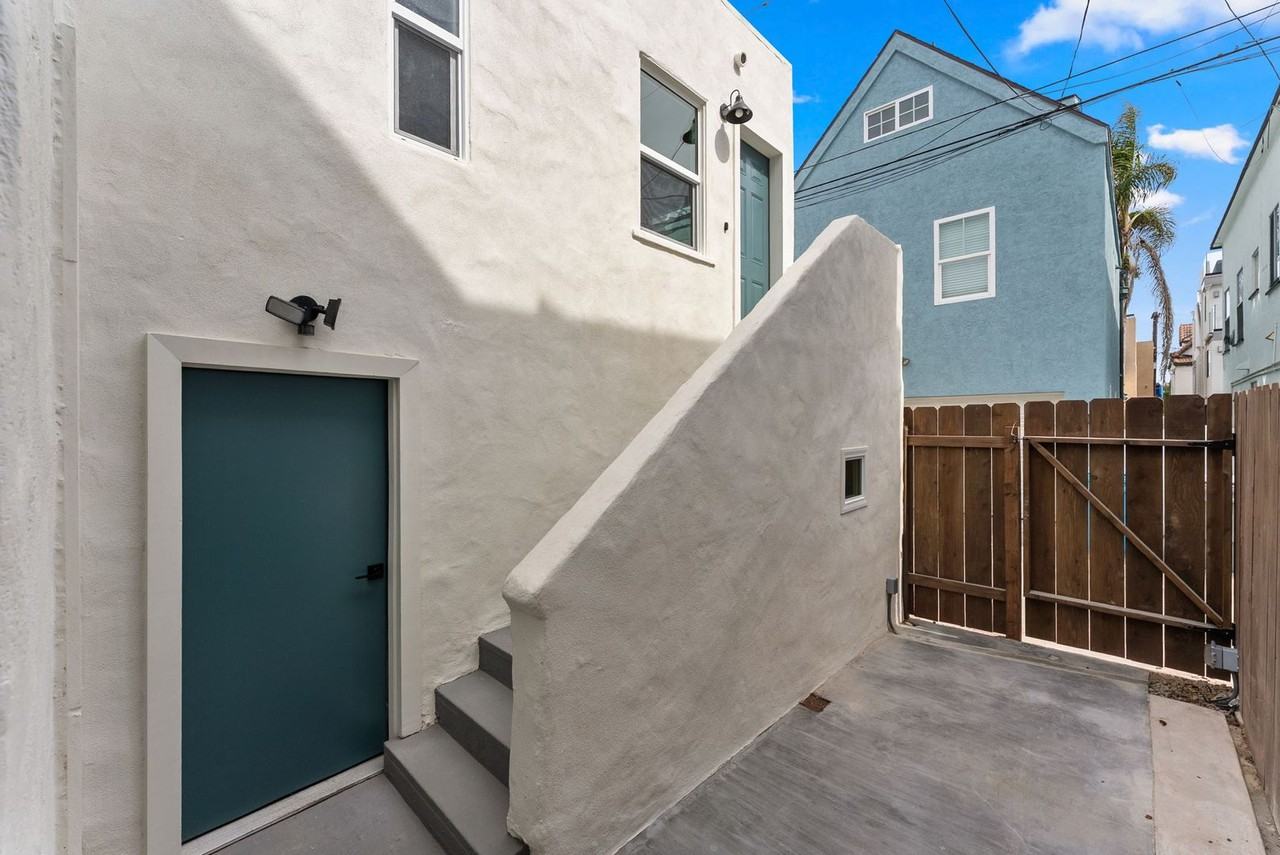 749-749.5 York Court - Photo 2 of 22