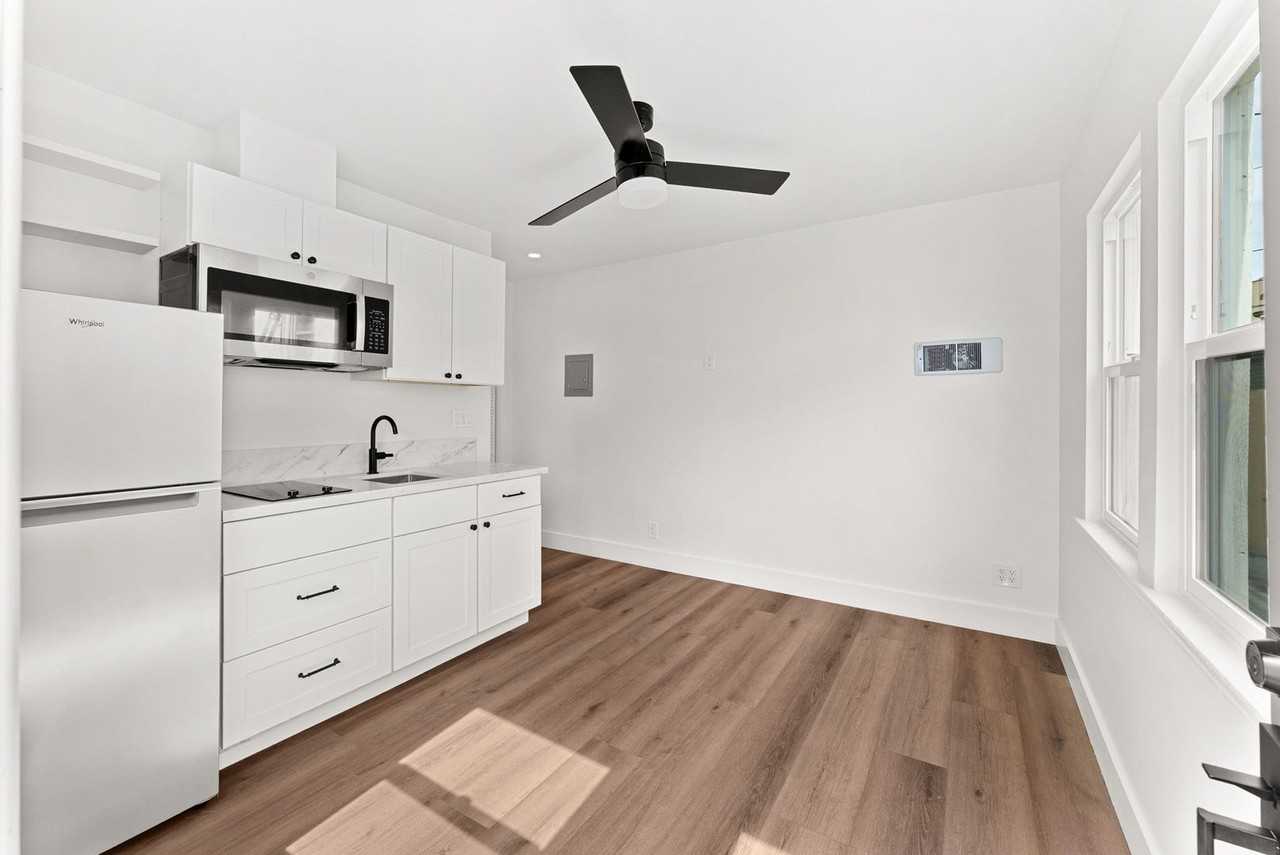 749-749.5 York Court - Photo 3 of 22
