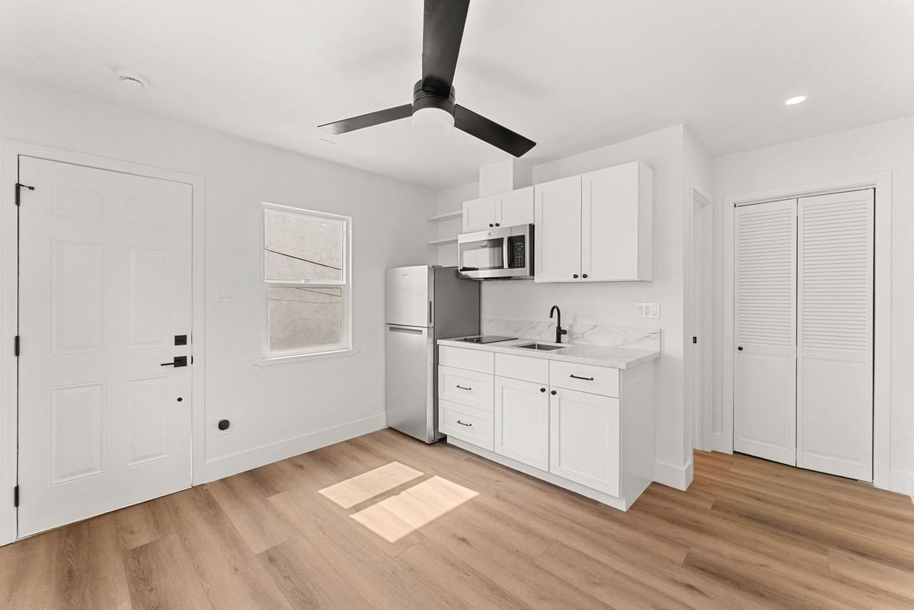 749-749.5 York Court - Photo 4 of 22