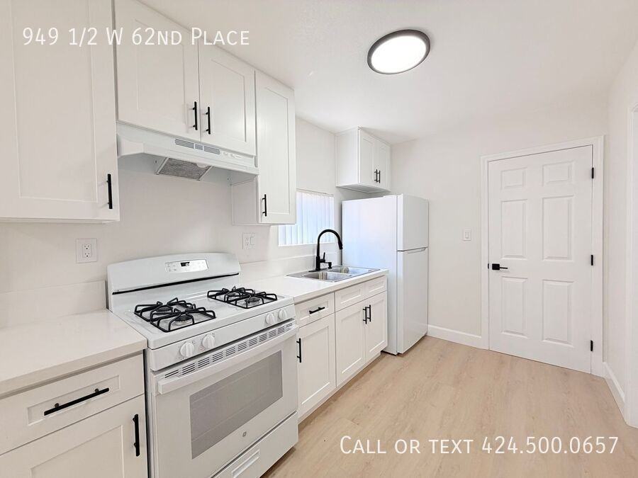 949 1/2 W 62nd Pl - Photo 4 of 14