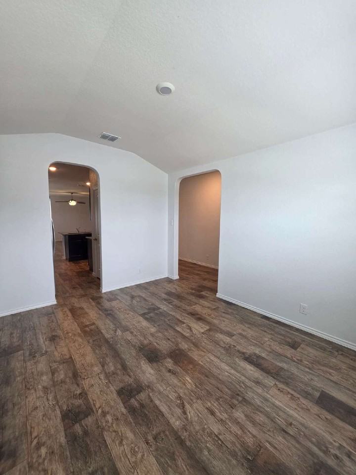Falcon Meadow Dr - Photo 4 of 32
