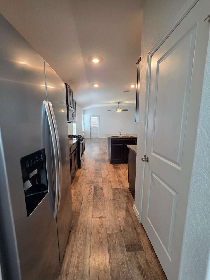 Falcon Meadow Dr - Photo 5 of 32