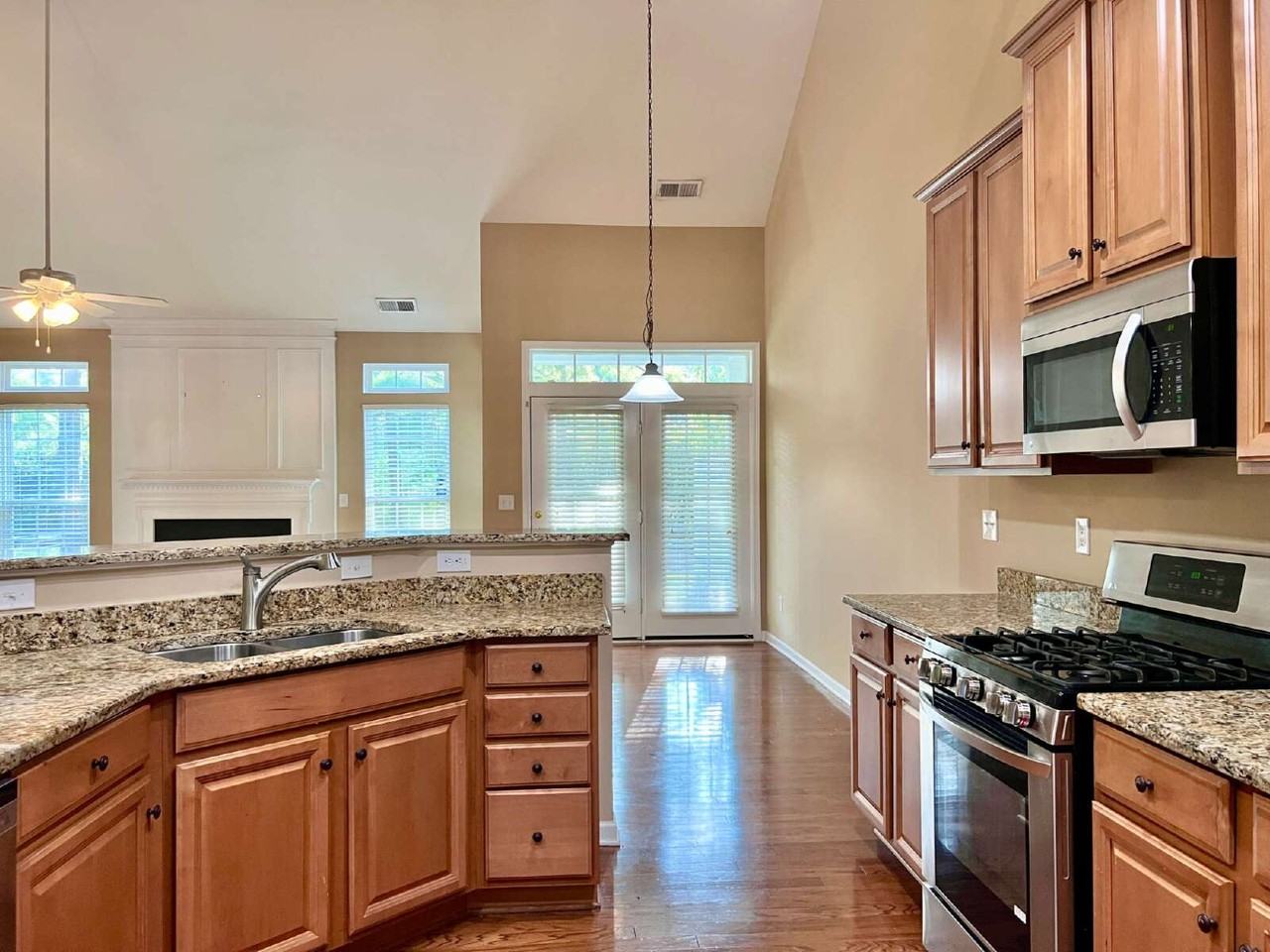 10707 Fred Gutt Dr - Photo 6 of 33