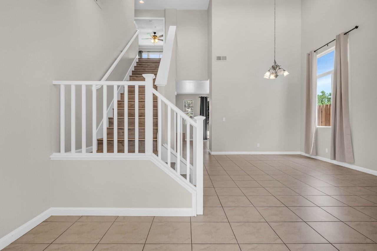 1605 Laugenour Dr - Photo 3 of 26