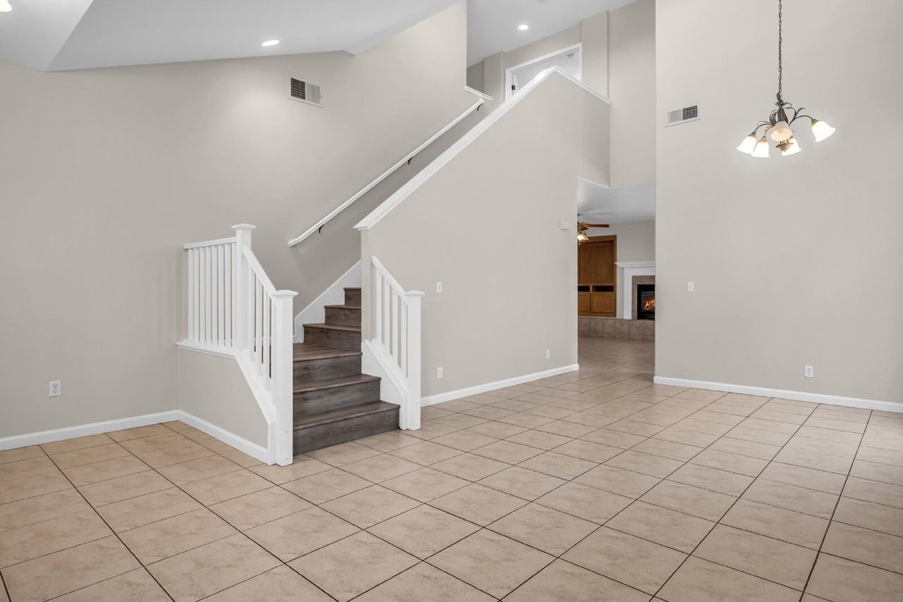 1605 Laugenour Dr - Photo 4 of 26