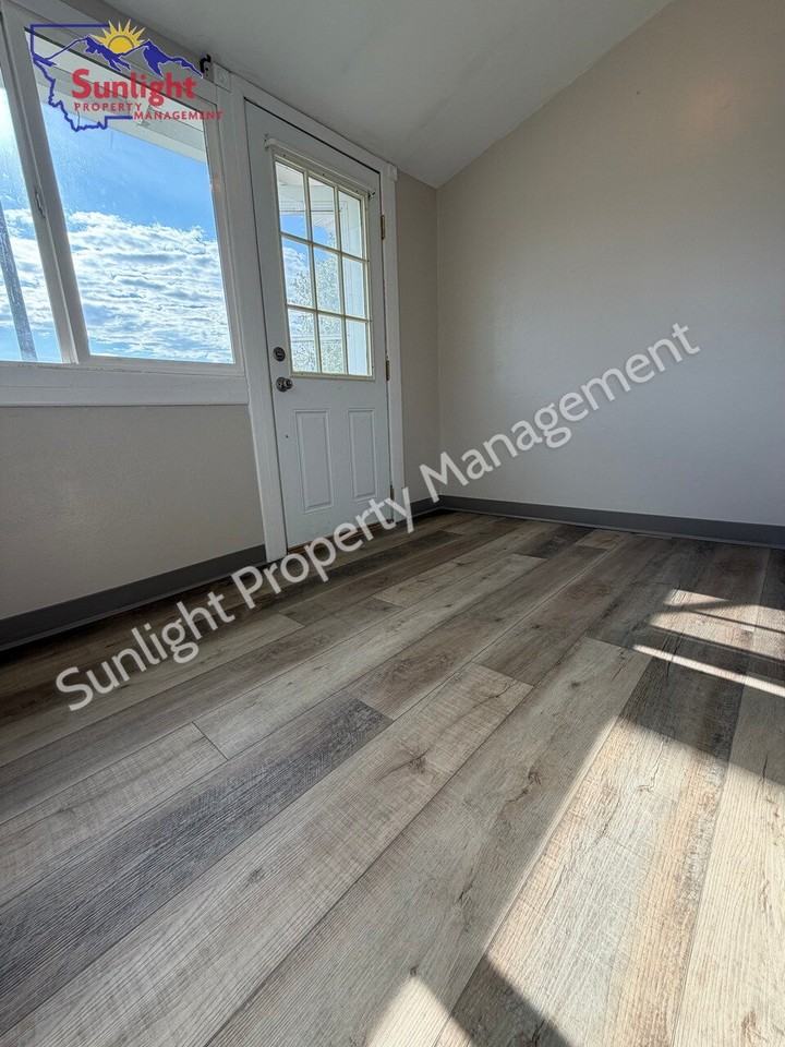 804 W 4th St - Photo 3 of 19