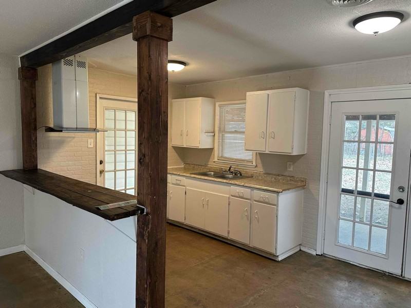 271 Kate Schenck Ave - Photo 6 of 15
