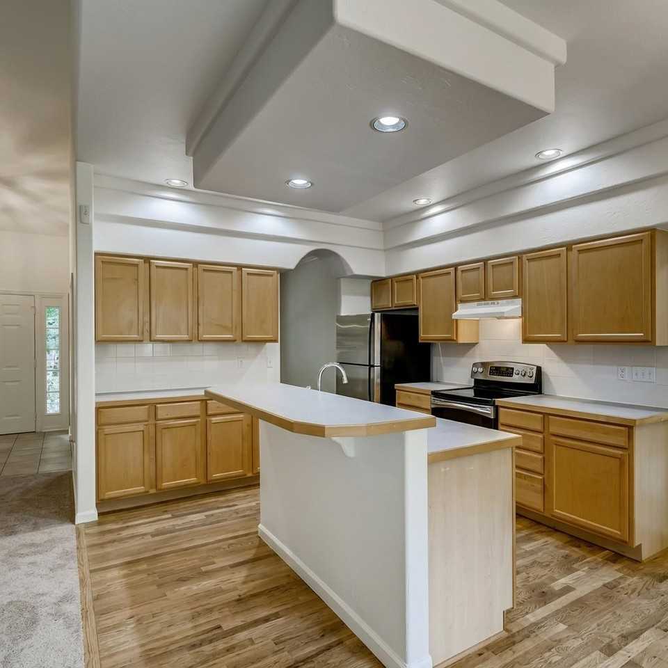 679 Allison St - Photo 5 of 13