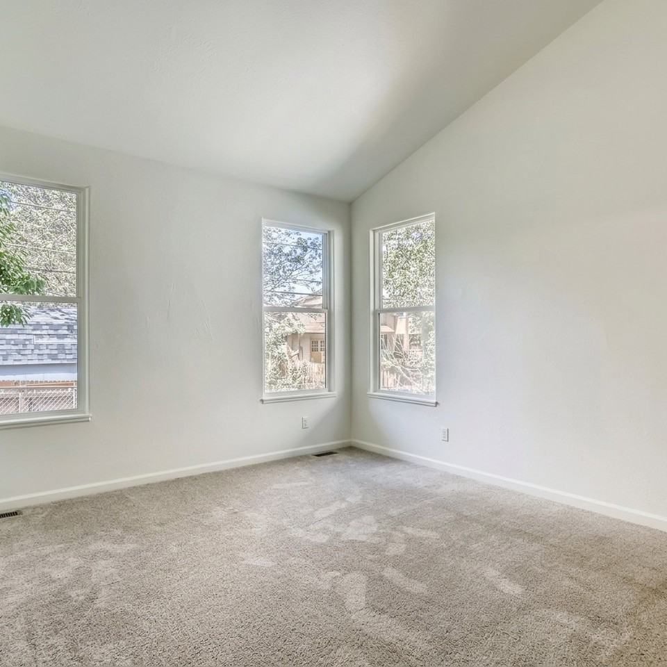 679 Allison St - Photo 7 of 13