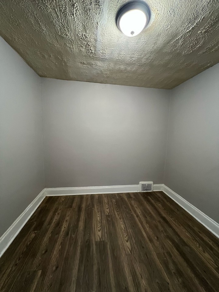 3362 E 145th St #2 - Photo 4 of 13
