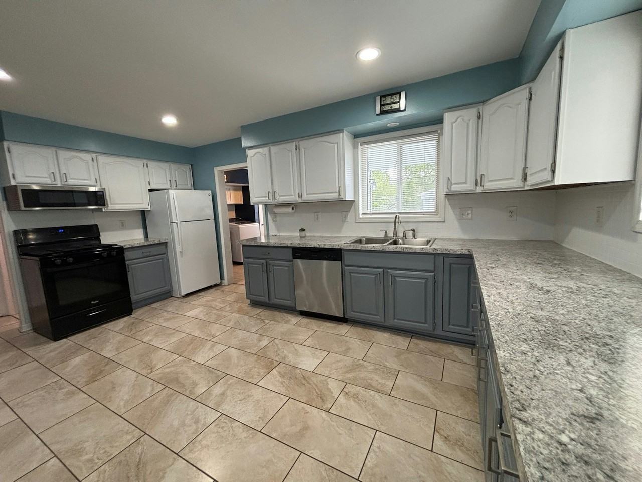 21756 Weller Avenue - Photo 4 of 14