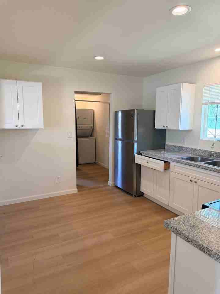 824 W Valencia Ave - Photo 5 of 23