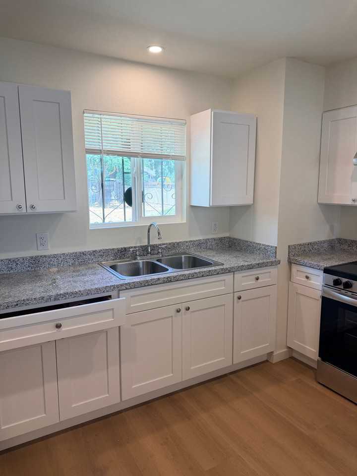824 W Valencia Ave - Photo 6 of 23