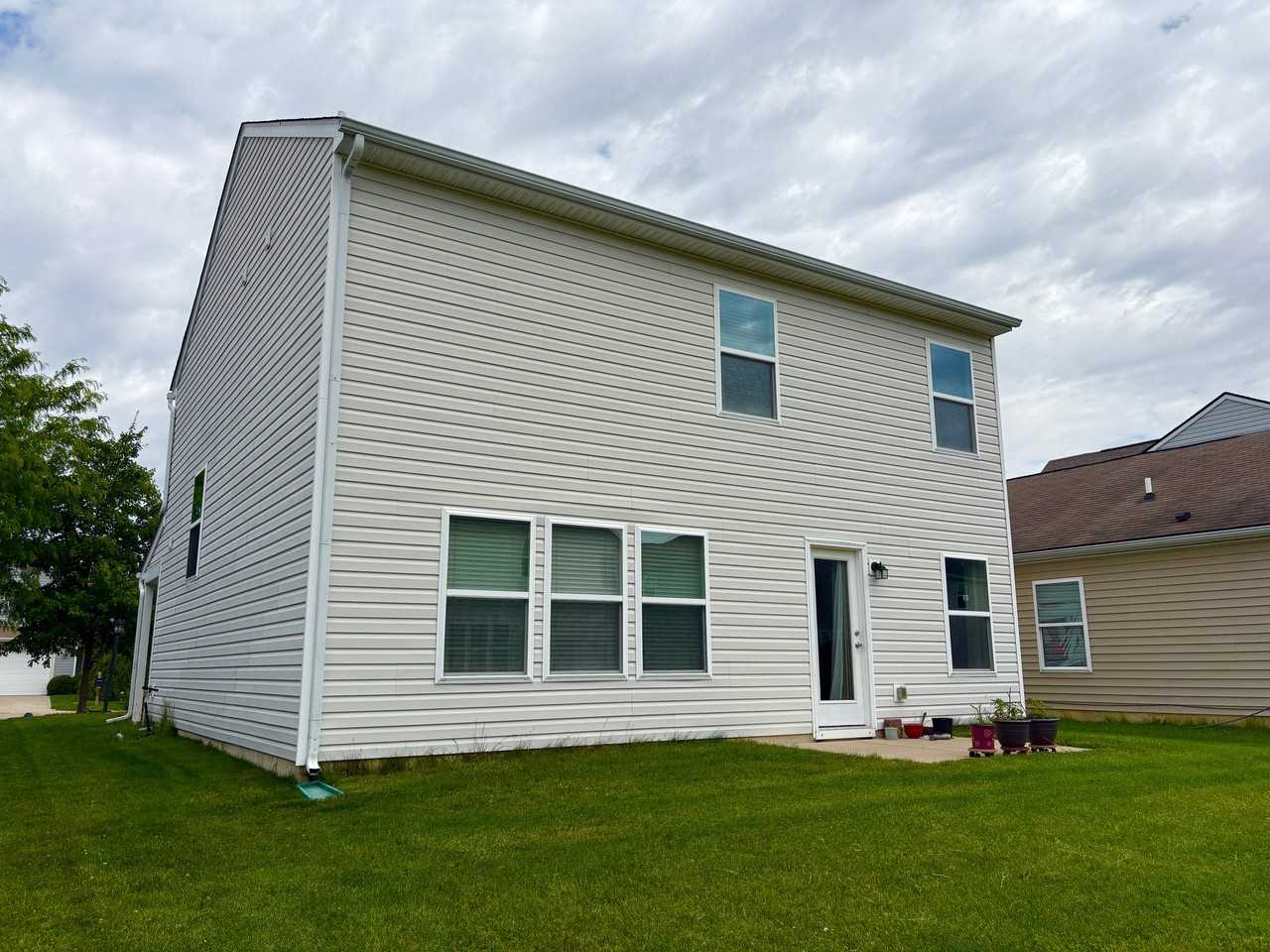 2467 Middle View Dr - Photo 3 of 16
