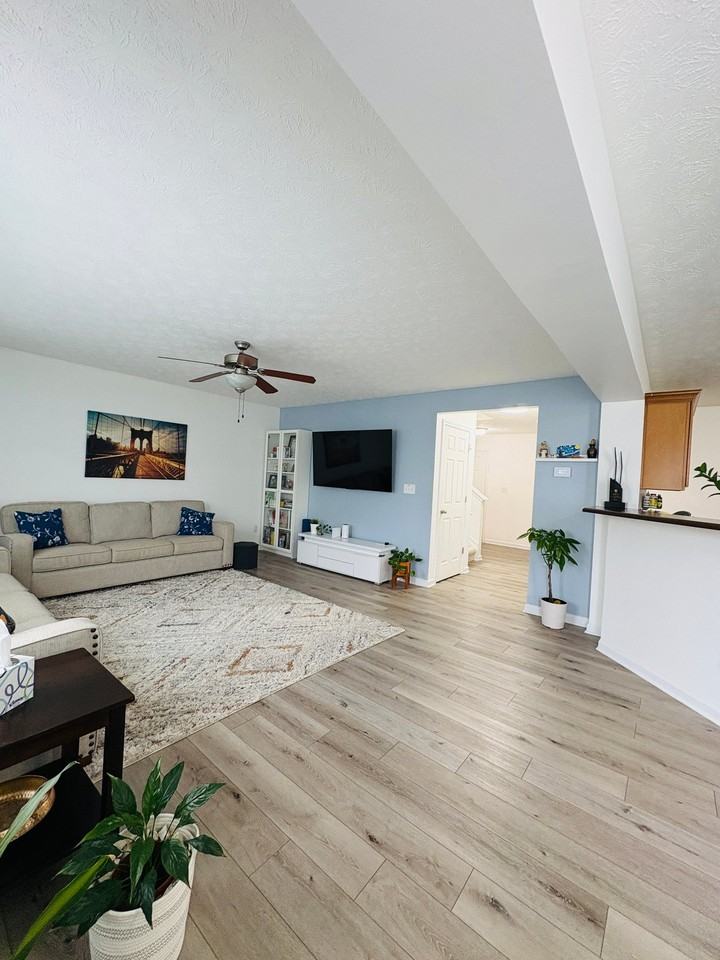 2467 Middle View Dr - Photo 4 of 16