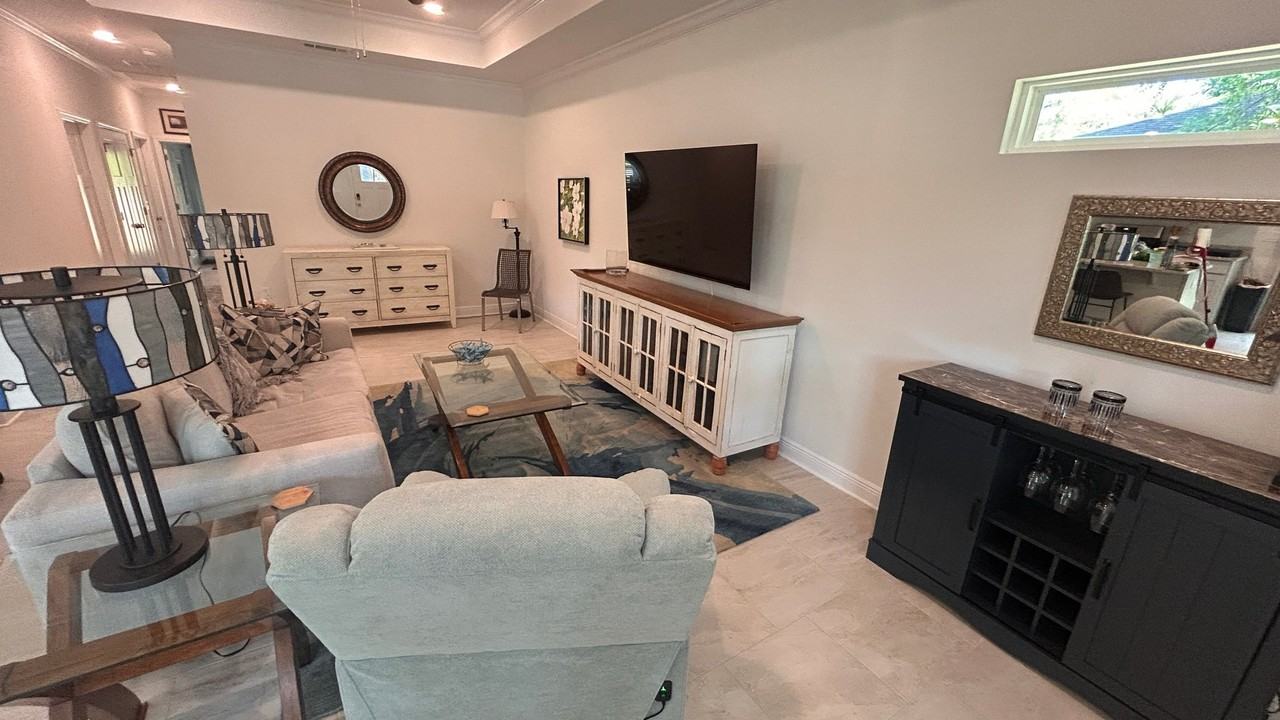 1115 N B St - Photo 2 of 20